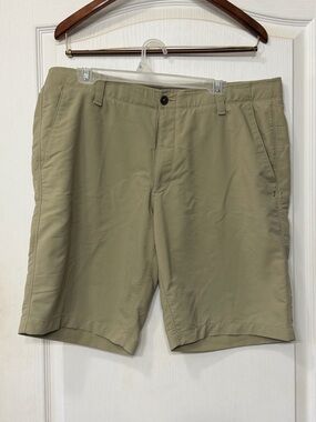 Under Armour men's 38 shorts in khaki heatgear golf loose fit